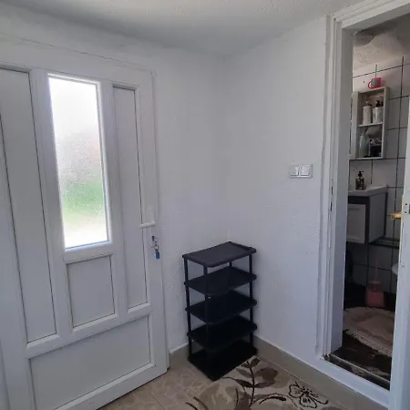 Ali's Place Apartment *