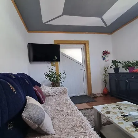 Ali's Place Високо