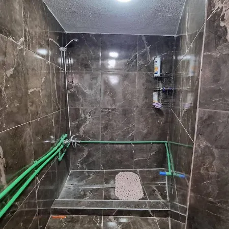 Ali's Place * Високо